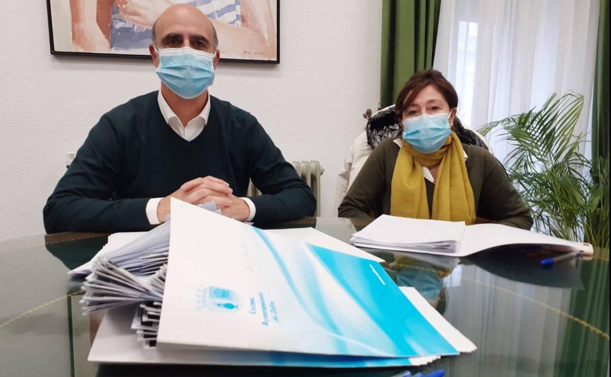 El alcalde junto a la responsable de los Servicios Sociales de Base del Ayuntamiento 