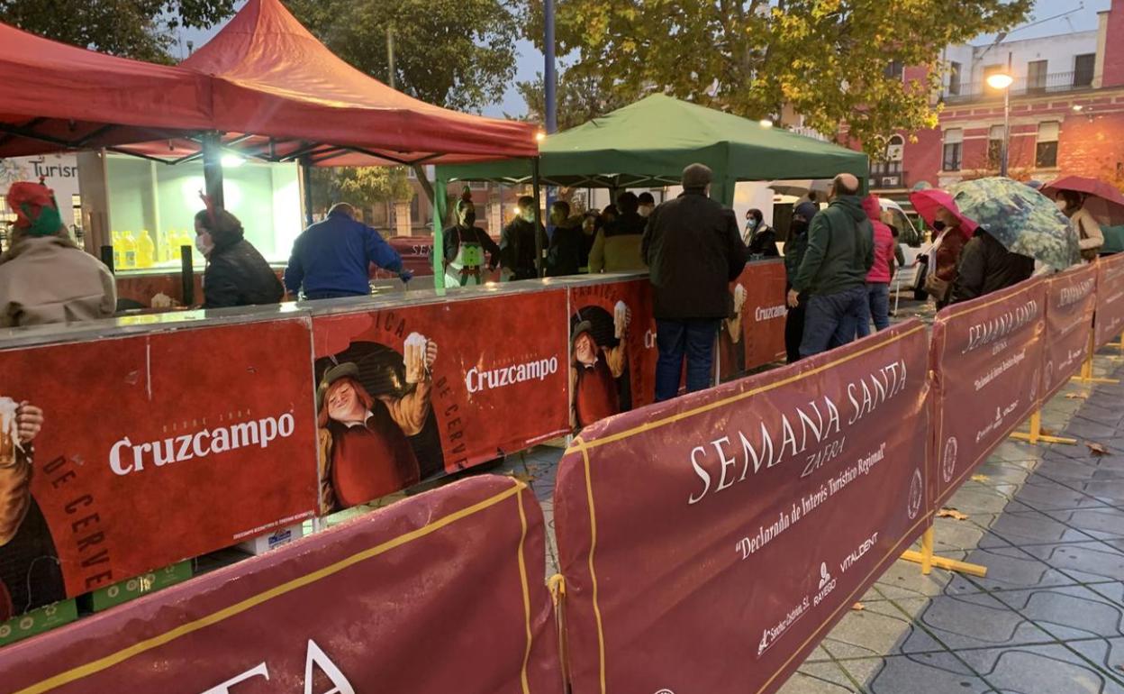 Chocolatada solidaria organizada por las cogfradías en la Plaza de España