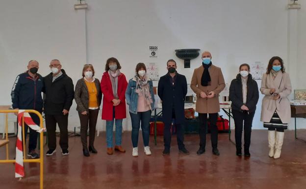 Los organizadores del torneo junto con las autoridades locales 