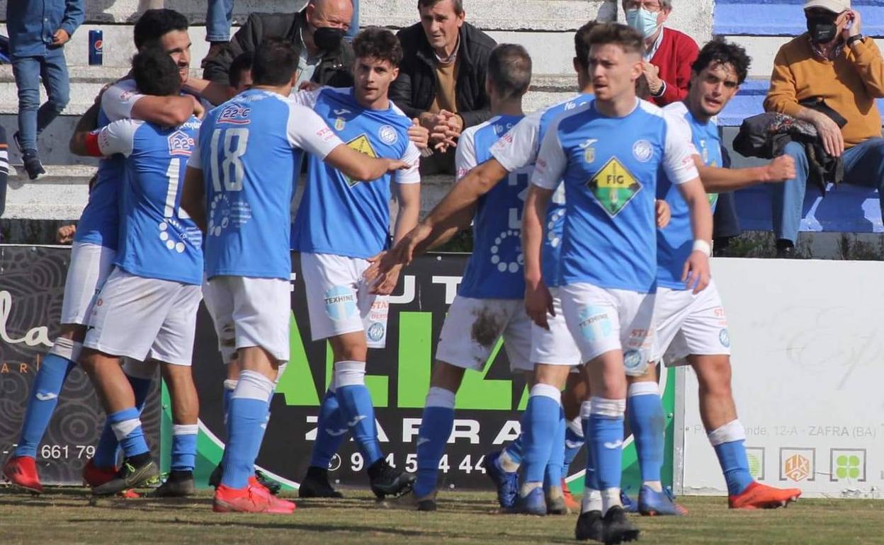 Algunos de los jugadores celebran un gol de Mena 