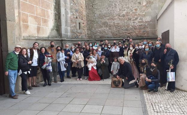 Los actores junto con algunos de los asistentes a esta representación 