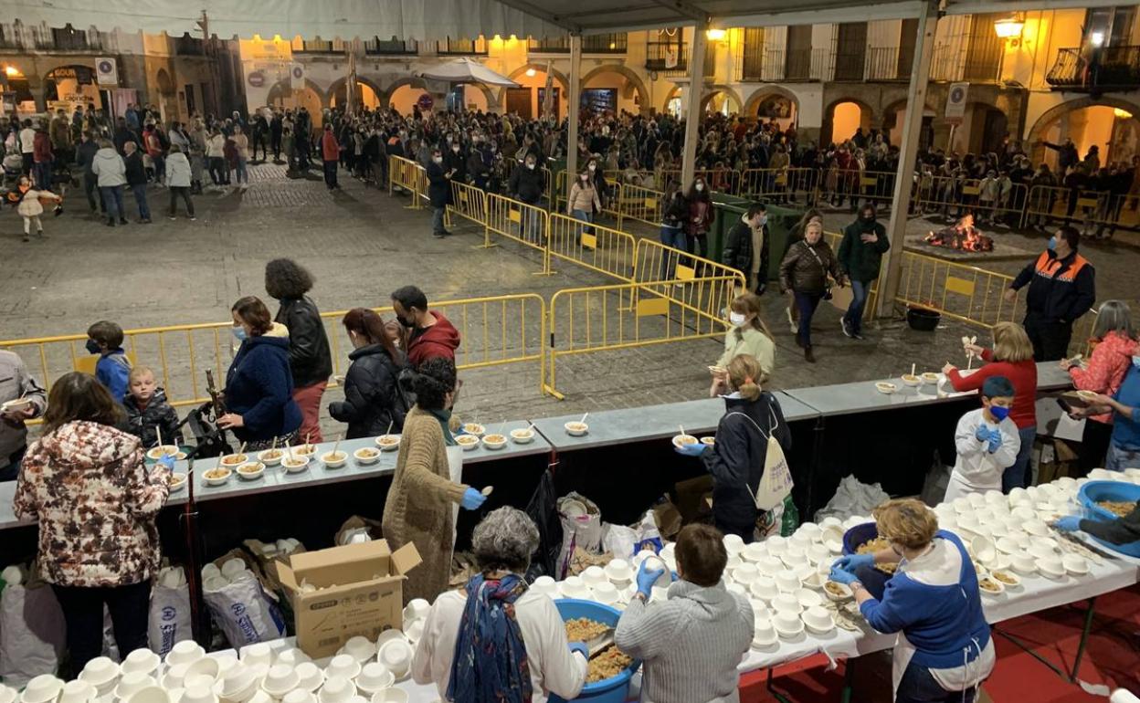 Degustación de migas en la Plaza Grande 