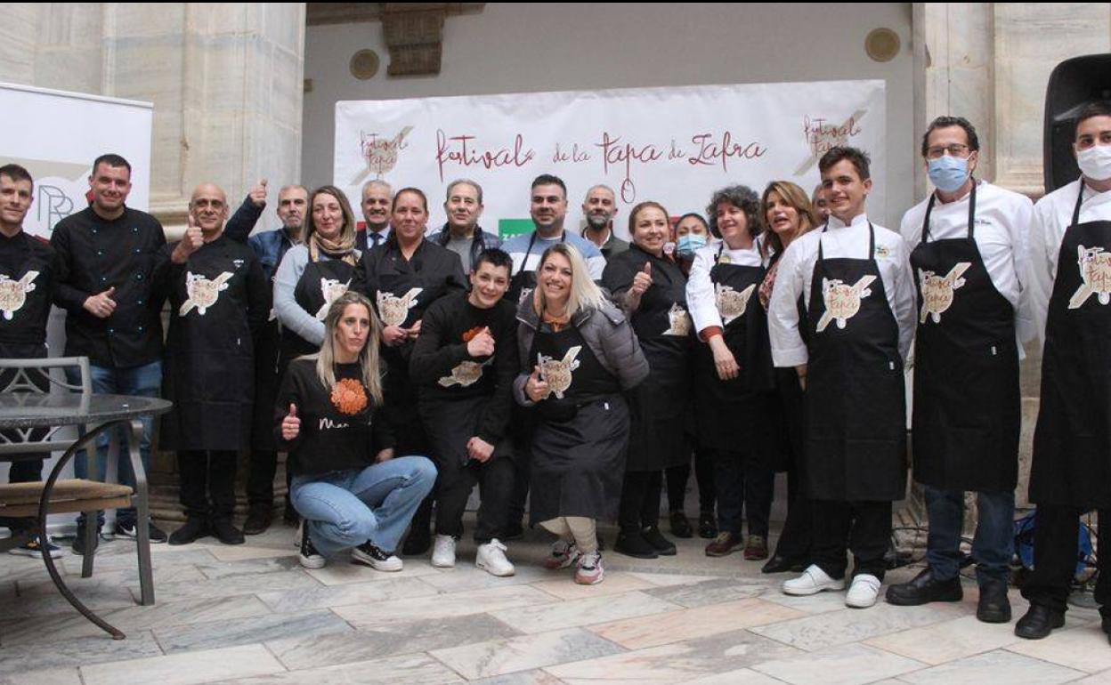 Algunos de los hosteleros participantes en el festival durante la presentación 
