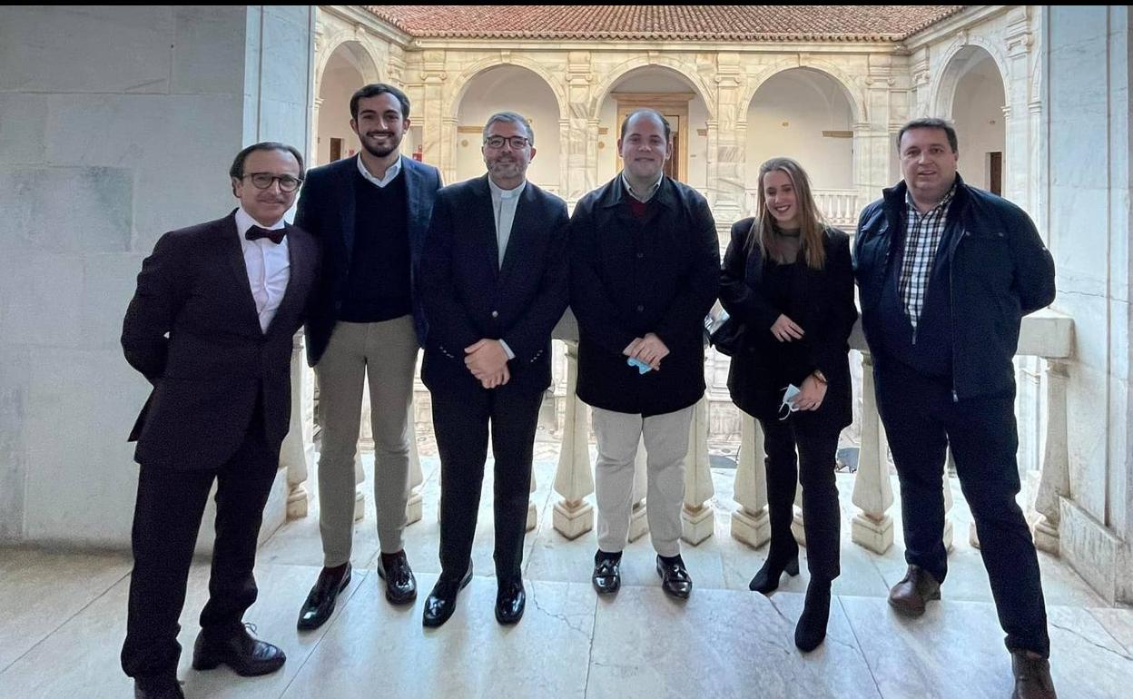 Los ponenetes junto con el hermano mayor de la cofradía y el moderador del acto 