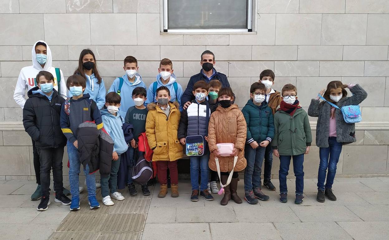 Jugadores y jugadoras del Ruy López con su monitor y presidente del club, Daniel Gragera