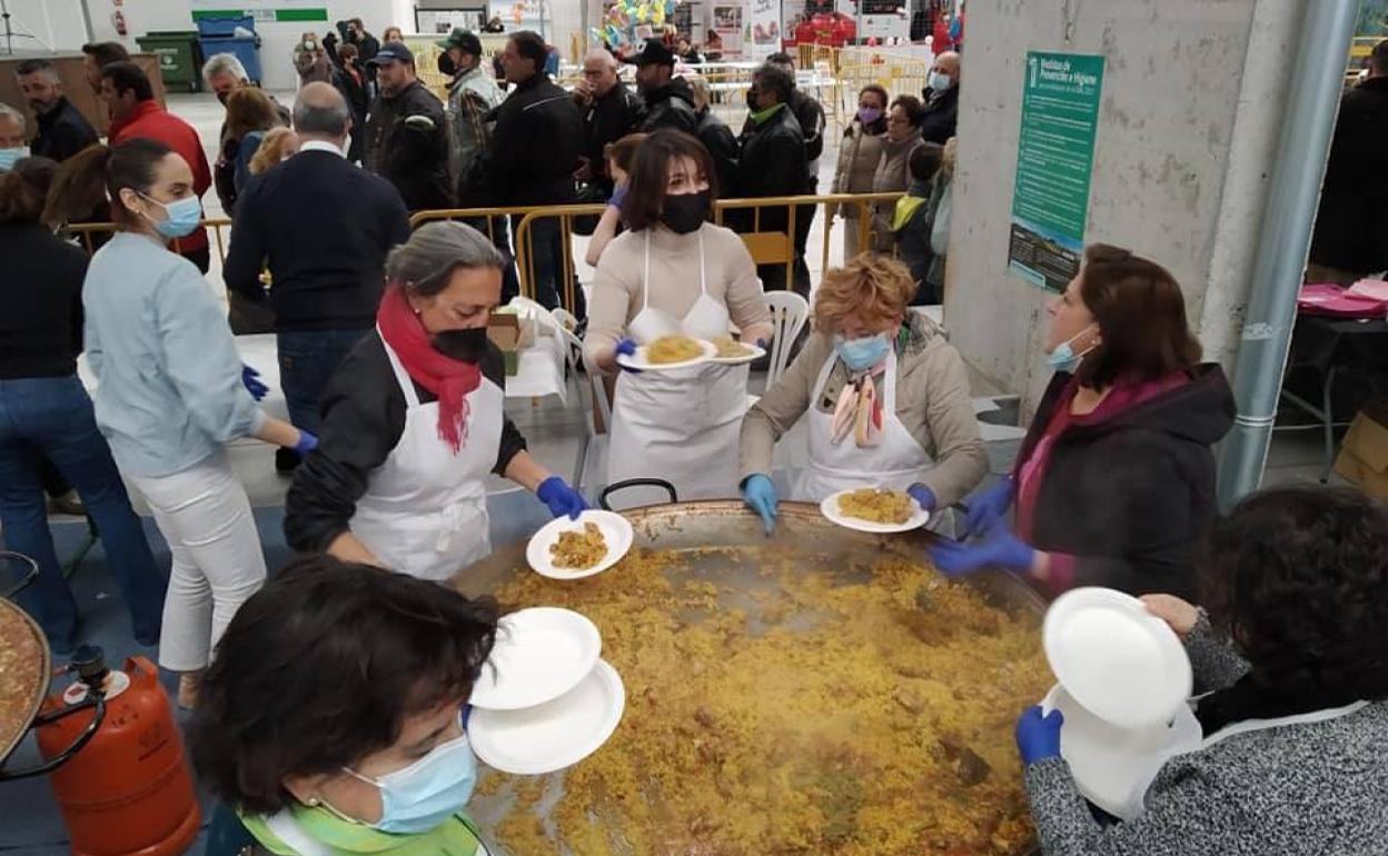 De la paella elaborada por Leo Carvajal se han repartido unas 600 racioes 