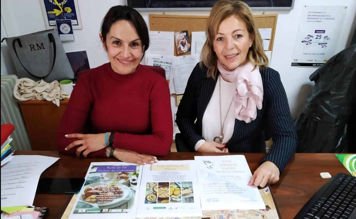 La concejala y la directora de la Ofician de Turismo en la presentación 