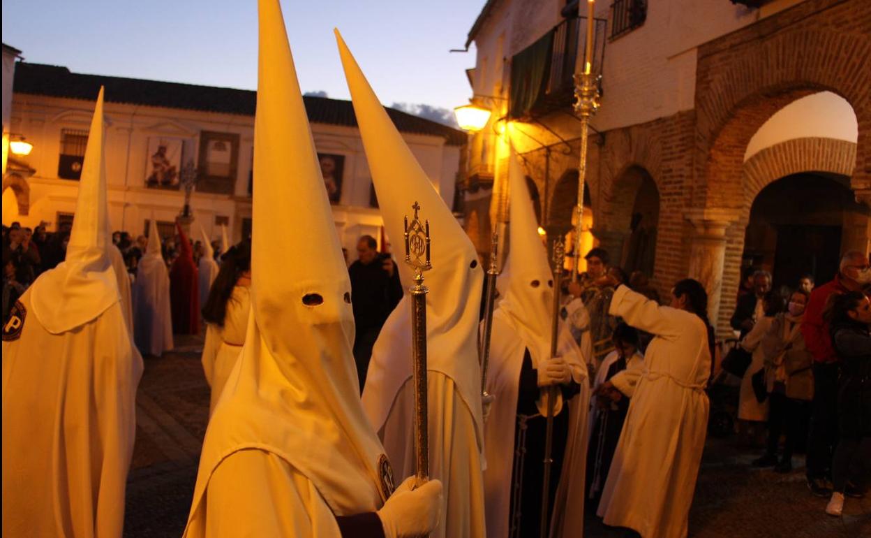 Nazarenos de una de las procesiones de Zafra a su paso por la Plaza Grande 