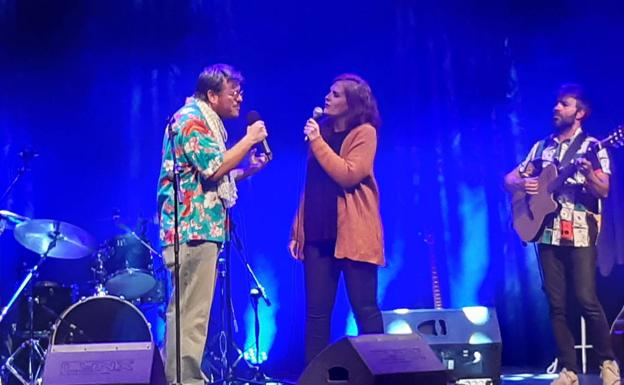 El artista compartió con su hermnana un momenot muy especial sobre el escenario 