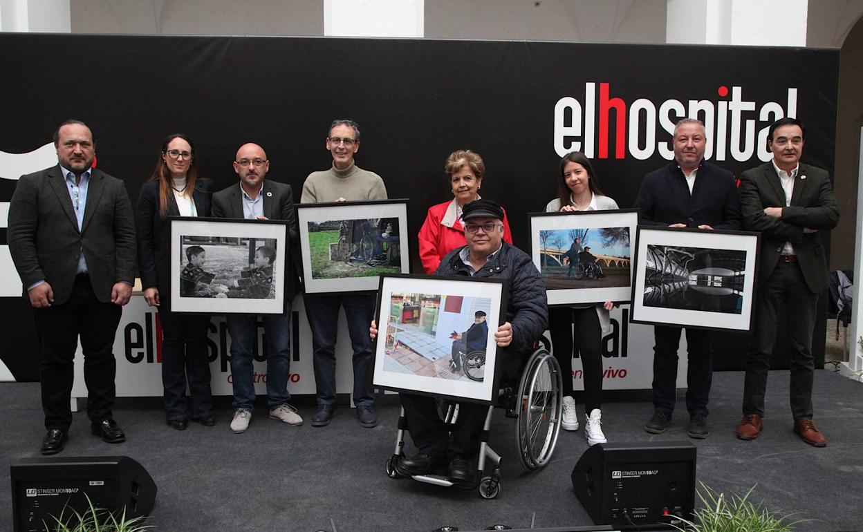 José antonio Ortiz junto al resto de premiados y organizadores del certamen en la entrega de premios 