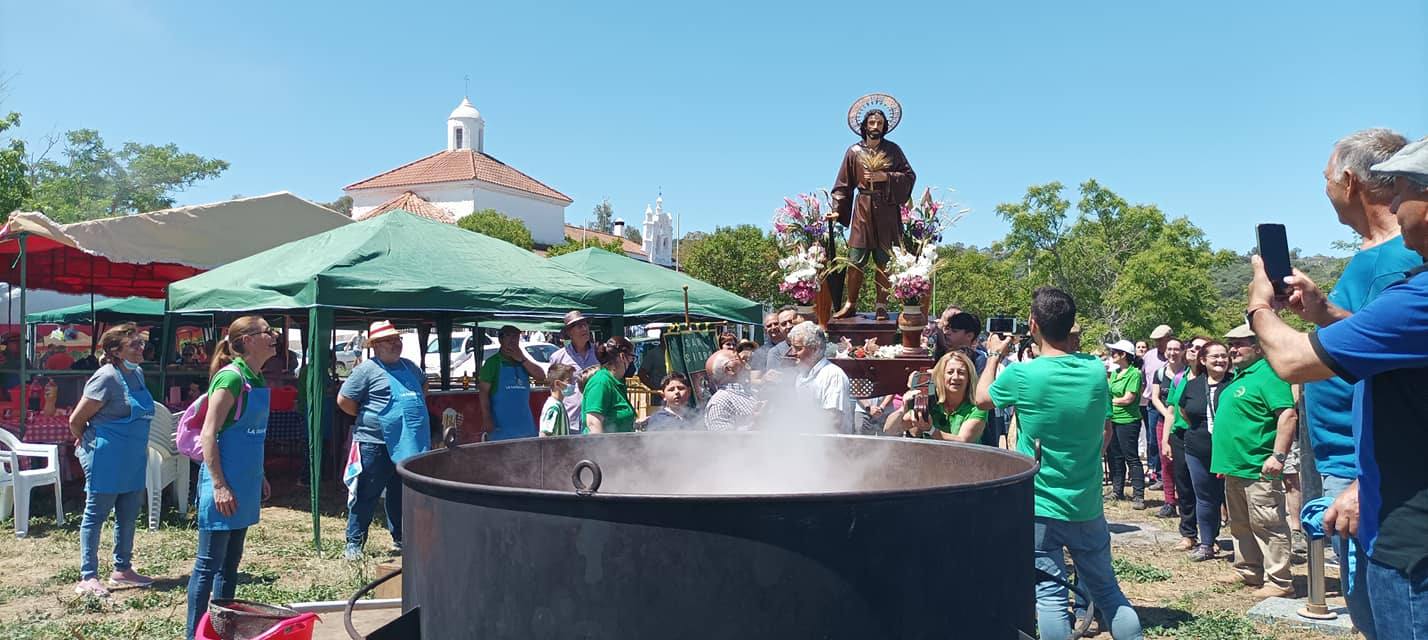 SAn Isidro en procesión ante la gran garbanzada 