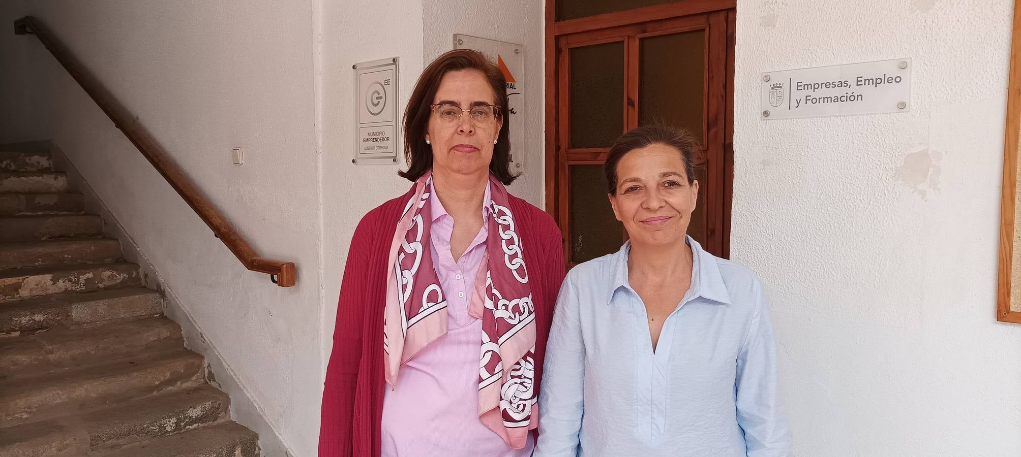 La concejala de empleo junto con una de las técnicas encargadas del servicio 