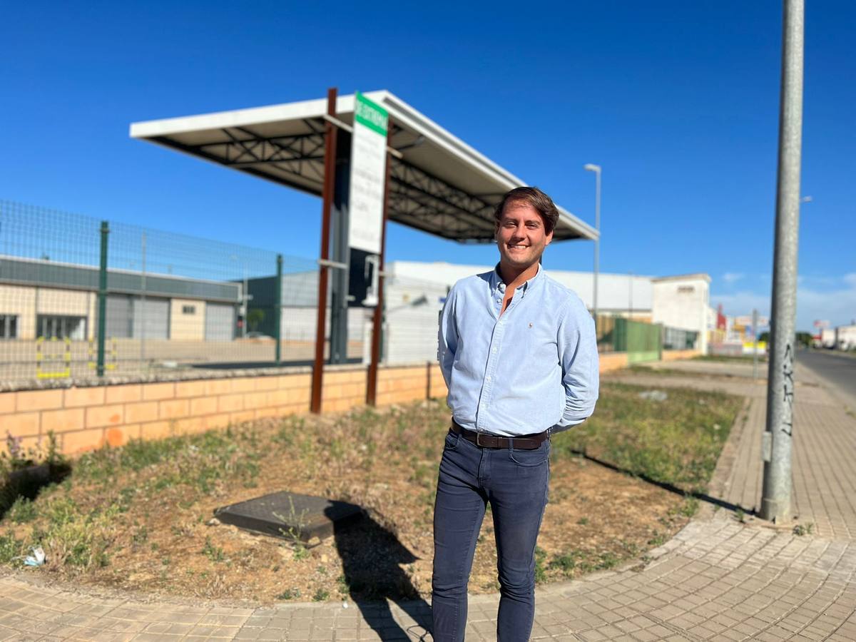 El concejal popular Alejandro Carvajal a las puertas del Centro de Transportes 