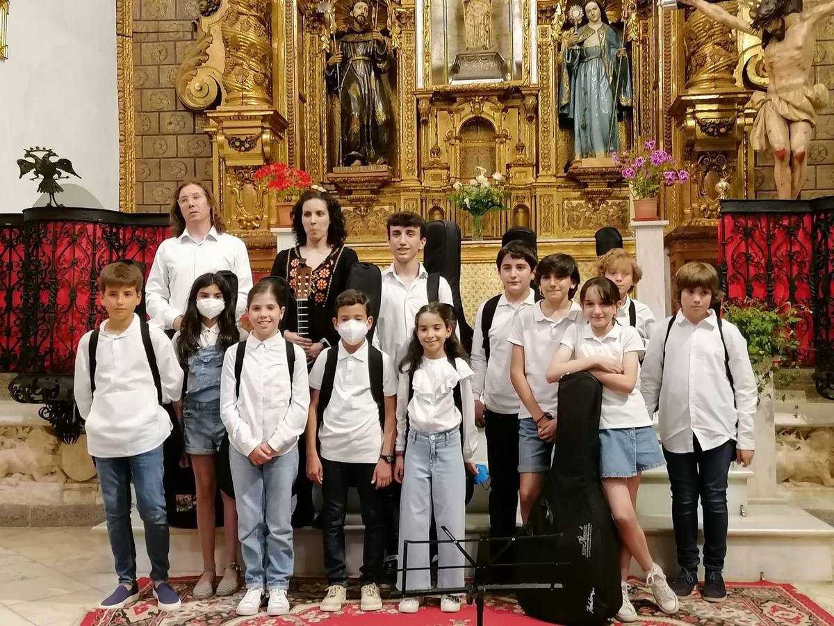 Los alumnos de guitarra de la Escuela de Música ofrecieron actuaron en Santa Clara 