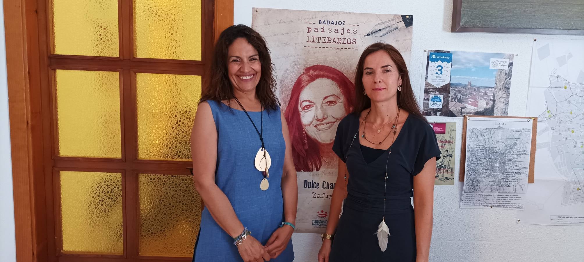 La concejala de cultura junto con la secretaria del Premio anunciaron los finalistas 