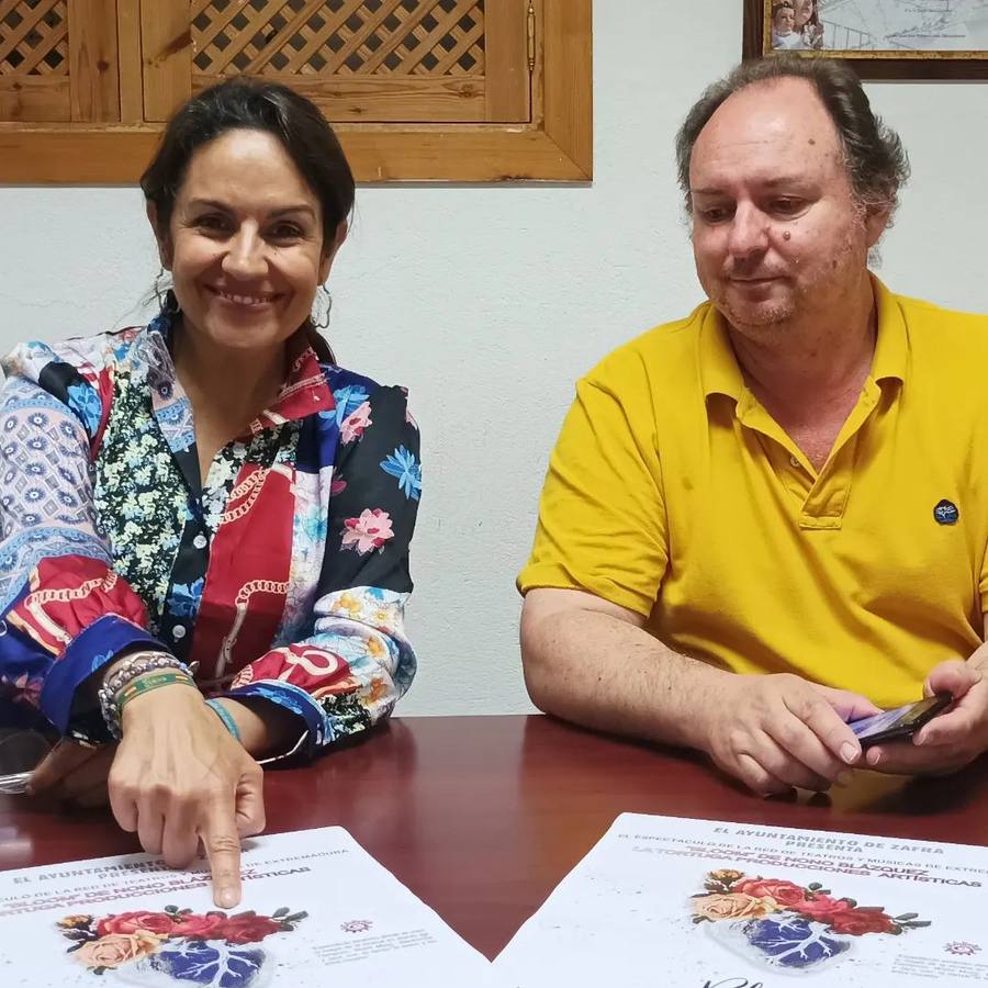 La concejala de Cultura y el coordinador de la Casa de la Juventud en la presentación de la obra 
