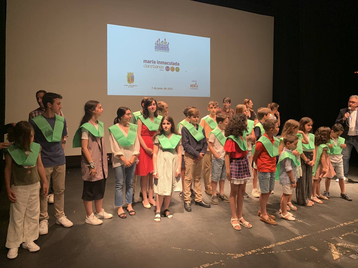 Los alumnos del colegio María Inmaculada recogiendo sus premios 