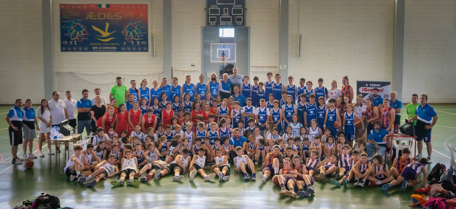 Todos los miembros del CLub de Baloncesto Sajra en su fiesta de clausura 