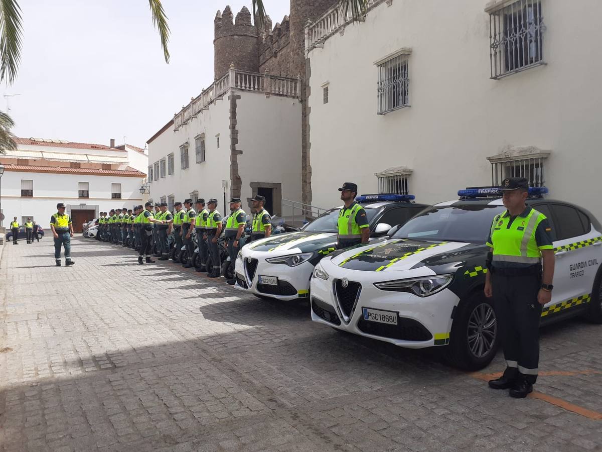 Efectivos y vehículos durante la presenteación del dispositivo 