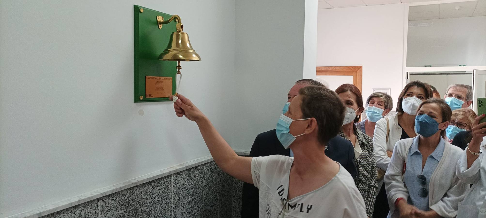 Momento en que Inés Mª tocó por primera vez la camapana 