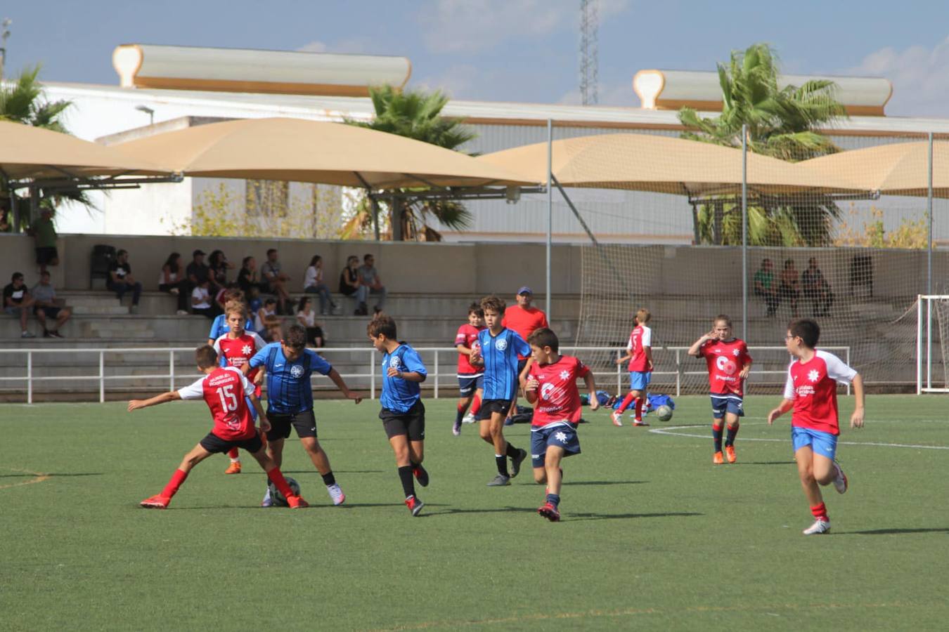 Los más pequeños jugando su partido 