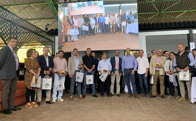 Foto de familia con todas las ganaderías participantes 
