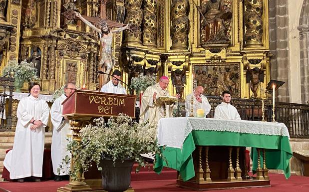 Misa oficiada un día antes de la procesión por el arzobispo de Mérida-Badajoz 
