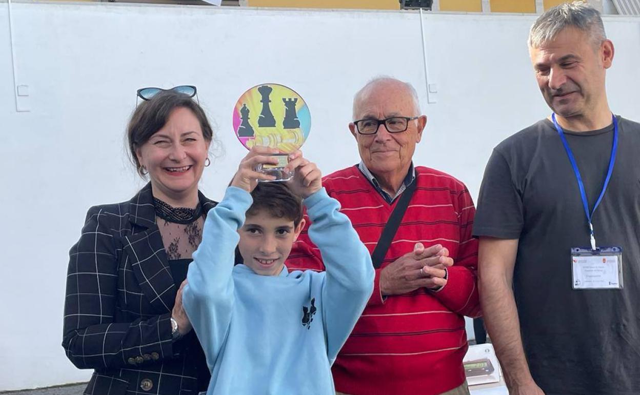 El joven Gonzalo con su trofeo 