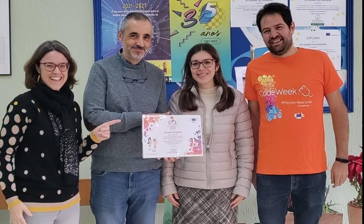 La directora y algunos de los profesores con el sello de reconocimiento 