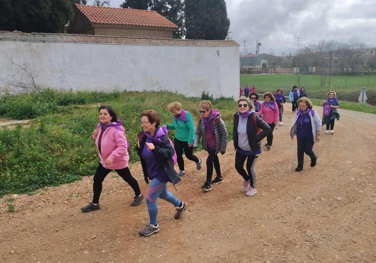 Unas 65 mujeres recorren la ruta senderista en defensa de la igualdad