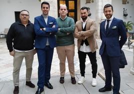 Agustín Jimenez, capataz; Alejandro Suárez, portador; Víctor Galván, hermano mayor; Elías Salamanca, capataz; y Antonio Barroso, costalero