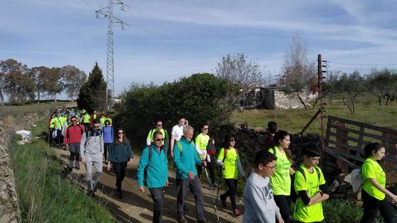 Más de 300 personas participan en la ruta senderista y carrera de ASMI