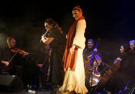 Ostalinda acompañada de algunos artistas en el escenario