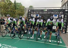 El equipo extremeño en 2022, durante la Vuelta a Extremadura que partió de Zafra
