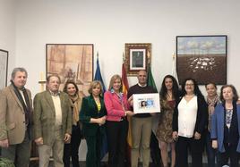 Presentación del cupón en el ayuntamiento con la presencia de la familia de la escritora