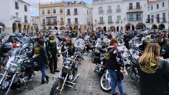 Unos 80 moteros y moteras pasean sus motos por las calles de Zafra