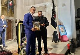 El pregonero recibió un recuerdo del hermano mayor de la cofradía