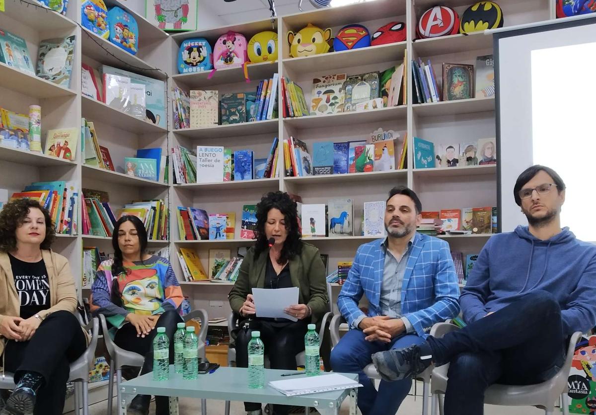 Los mimebros de la junta directiva que presentaron la nueva asocaición