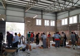 El alumnado de los institutos junto con los de la Escuela Profesional realizando una práctica