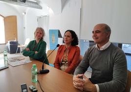 Ana Peláez junto al alcalde y la concejala durante el encuentro