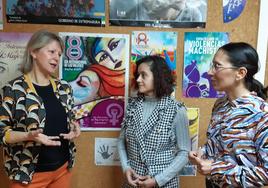 La concejala junto a las técnicas que impartirán las terapias