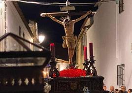 El imponente Crucificado en silencio por las calles de Zafra