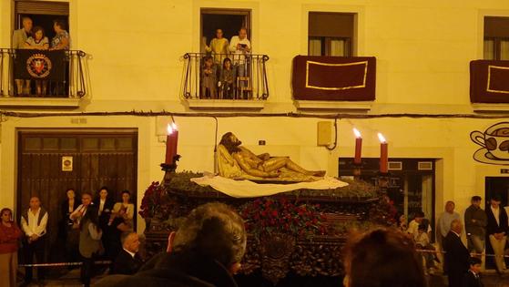 Viernes Santo de luto con el Santo Entierro y María Stma. de los Dolores