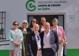 El presidente saliente con el nuevo junto a otras voluntarias y miembros de la junta directiva