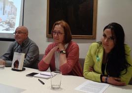 El ponente junto a junto a Eva Arenales, presidenta del Colectivo Manuel J Peláez y Sara Jiménez Salazar, secretaria y tesorera de AJGEX