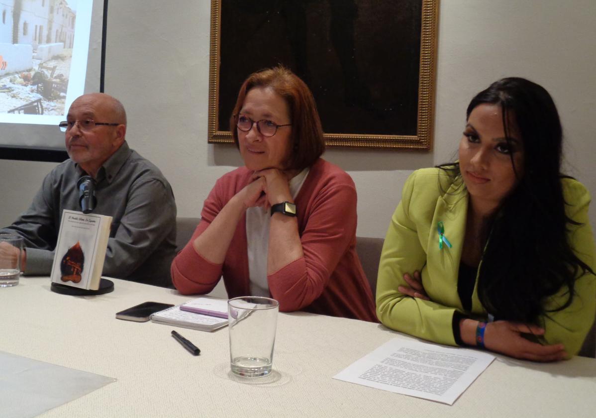 El ponente junto a junto a Eva Arenales, presidenta del Colectivo Manuel J Peláez y Sara Jiménez Salazar, secretaria y tesorera de AJGEX