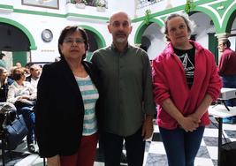 Mari Carmen Gallardo y Karmele García, presidenta y secretaria del CRSZ, junto a Manuel Gómez, director FOREX y escuela cine