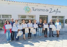 Representantes de las nueve empresas recogen el distintivo