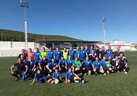 El equipo tras recibir el trofeo en el Cirpiano Tinoco