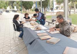 Uno de los talleres de libros intervenidos celebrados en el fin de semana